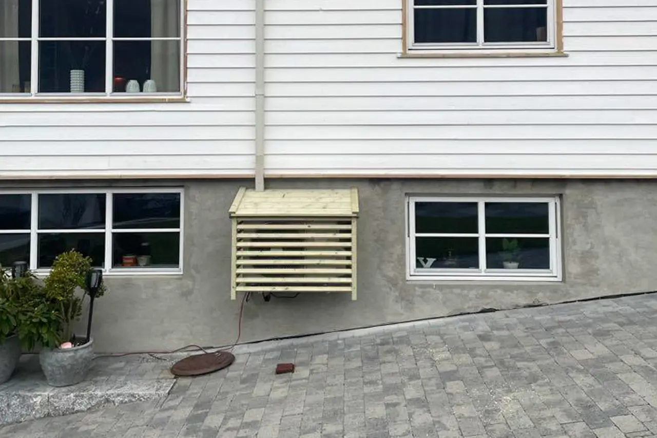 Et varmepumpehus i impregnert tre gir et naturlig uttrykk, og passer til de aller fleste fasader.