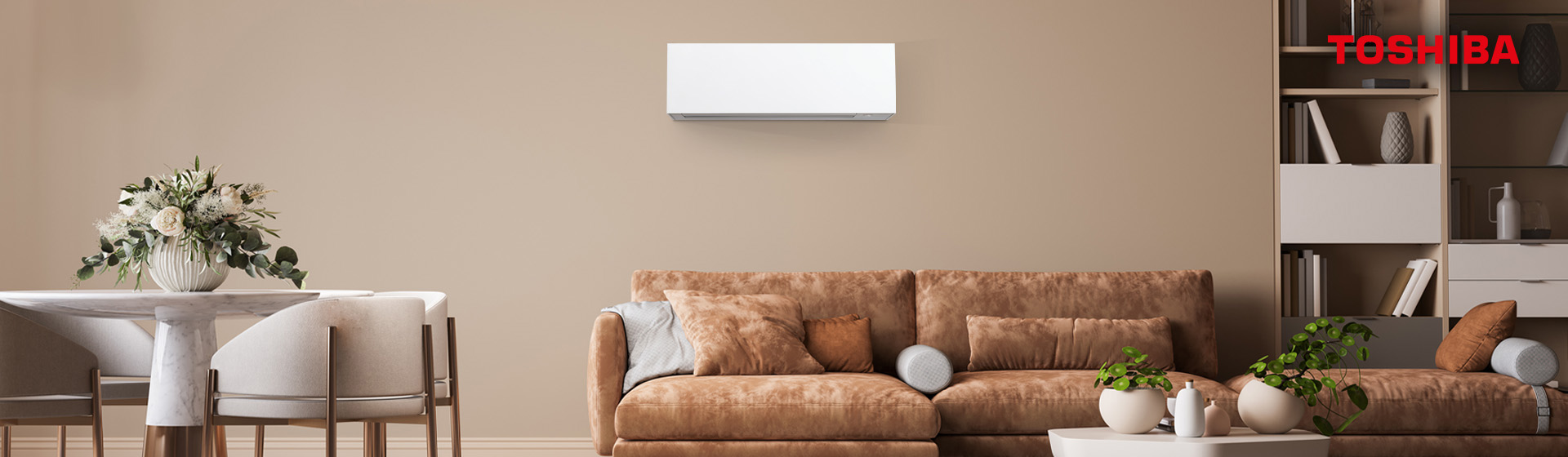 Toppmodellen Toshiba Kontur montert  over en brun sofa i en stue med dempet farge p&#229; veggen