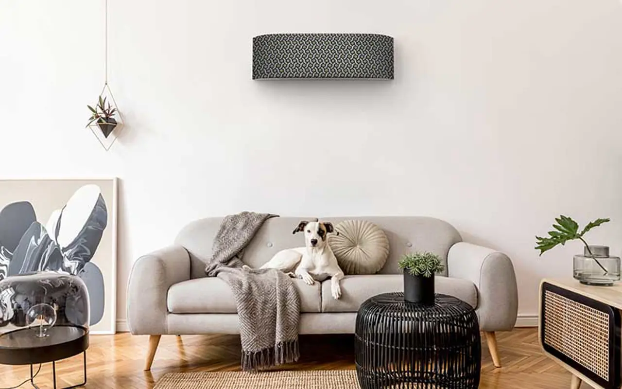 Toshiba Signatur med tekstiltrekket Skogbunn henger over sofa med en hund