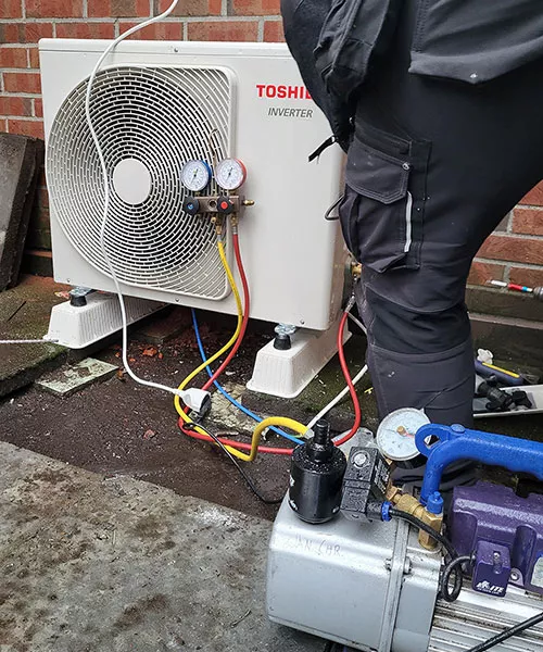 Toshiba-varmepumpe_utedel_montering_500x600.jpg