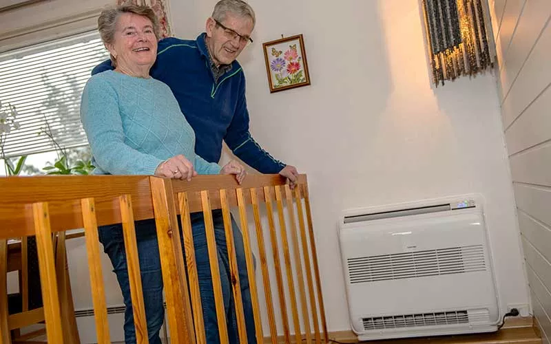 Toshiba-varmepumpe_Kjell-Moen-og-kona_800x500.jpg
