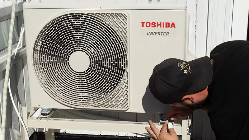 Toshiba-varmepumper_montering-av-utedel_800x450.jpg