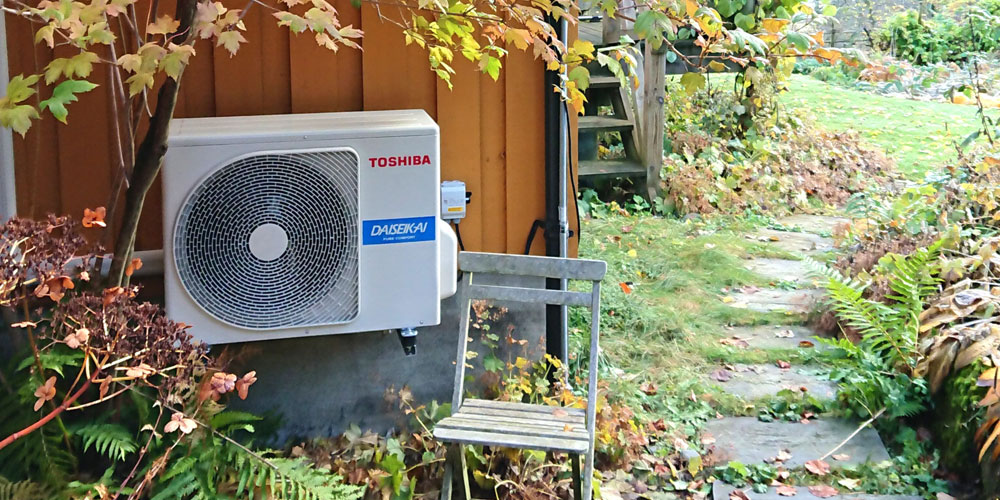 Toshiba-varmepumper_utedel_løv_1000x500.jpg