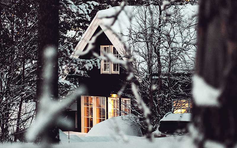 Toshiba-varmepumper_vinter_hytte-i-skogen_800x500.jpg