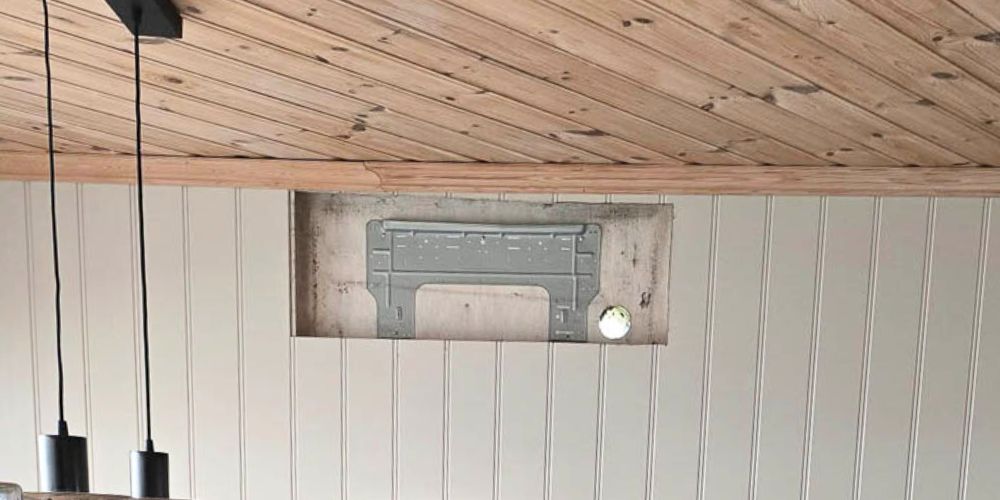 Hull i veggen med gammelt varmepumpefeste