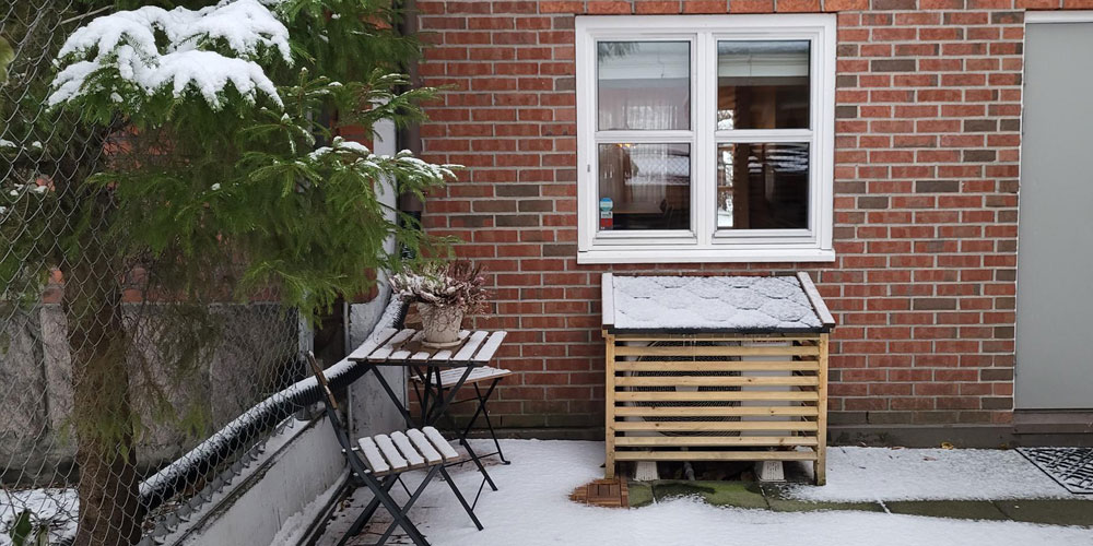 Toshiba-varmepumper_varmepumpehus-i-tre-beskytter-mot-snø_1000x500.jpg